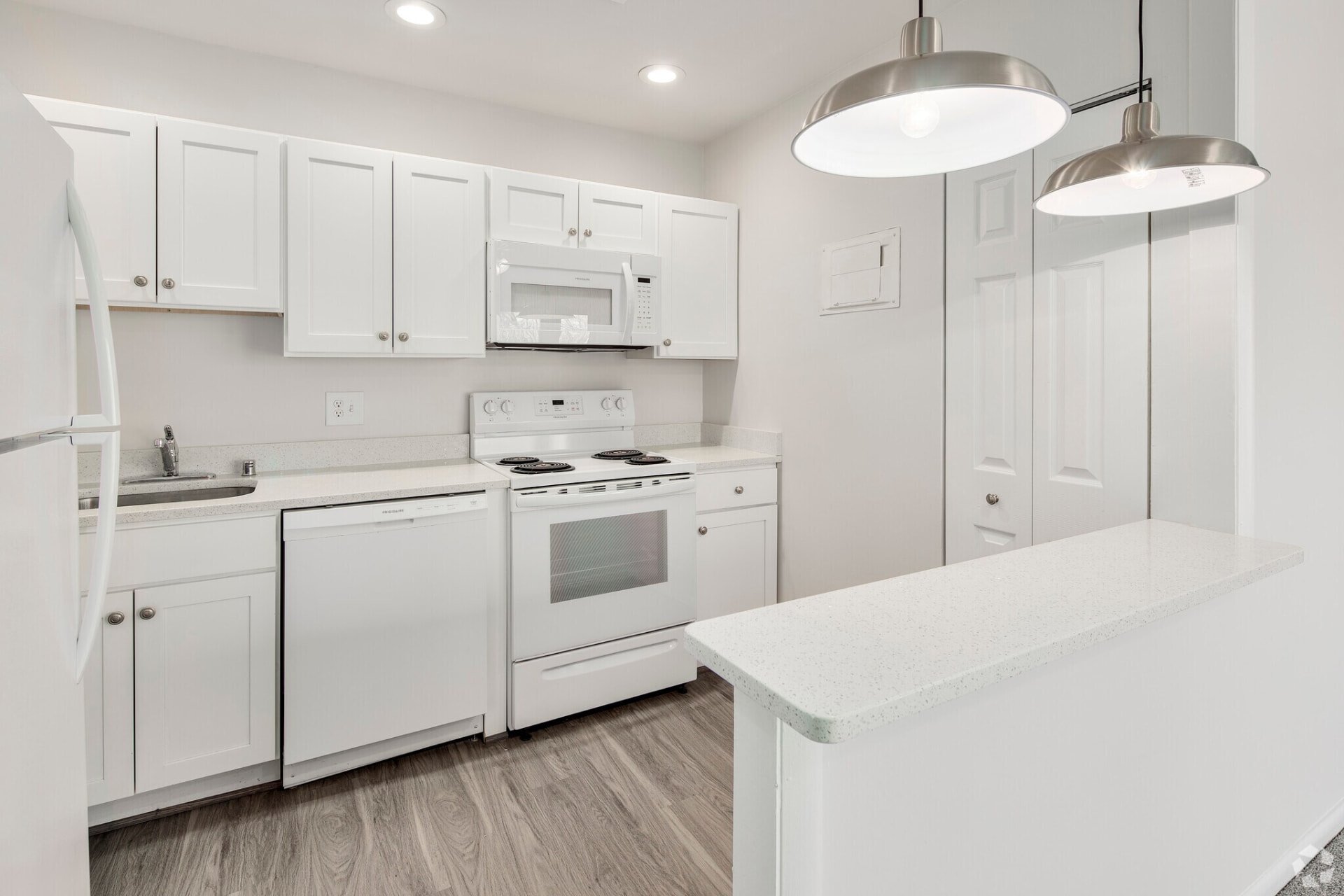 One-bedroom white kitchen with a breakfast bar
